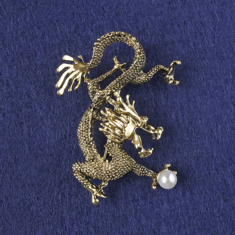 Broche-colgante «Dragón» con cuentas blancas, 53×43 mm +