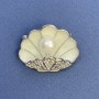 Broche concha con perla y cristales blancos, metal plateado 34x29mm+