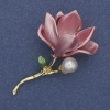 Broche-pendiente Flor rosa esmaltada con perla y metal dorado 30×53 mm+