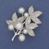 Broche «Ramita» de perlas blancas y strass, metal plateado 50×35 mm+