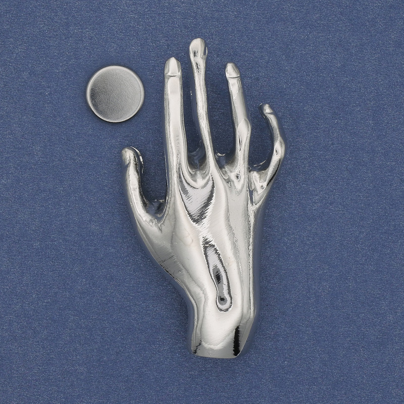 Broche magnético «Mano» de metal plateado 27×55 mm+