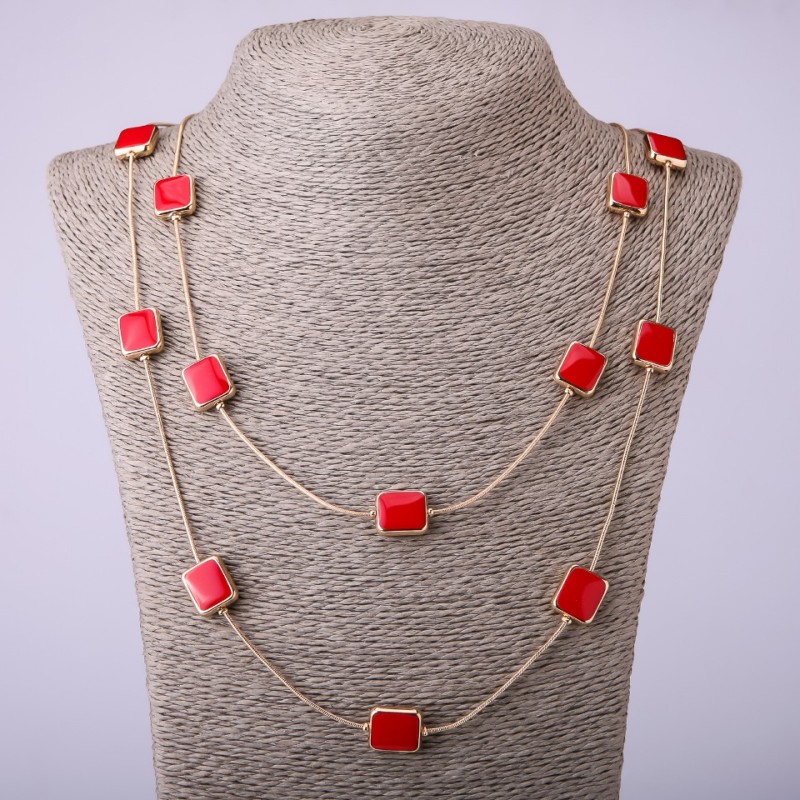 Collar de cadenas largas con cuadrado rojo, longitud 66–70 cm