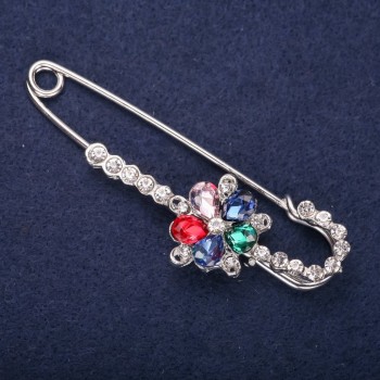 Broche con alfiler Flor con strass blancos, colores de piedras azul, rosa, rojo y verde, 76×27 mm, metal plateado