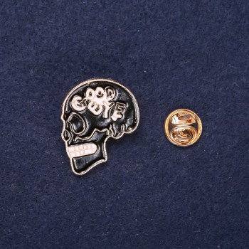 Broche Calavera negro y blanco esmaltado 28×24 mm, metal amarillo, cierre tipo alfiler roscado