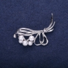 Liquidación: Broche en forma de ramo con perlas de agua dulce de color blanco, 50×22 mm, metal plateado