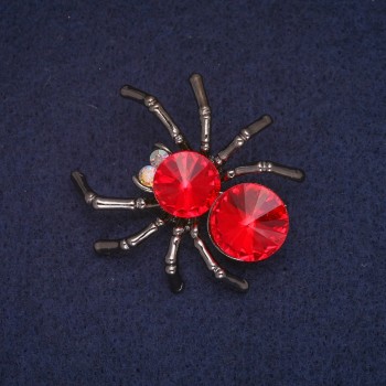 Broche araña con cristal rojo y esmalte gris, metal plateado 36x40 mm