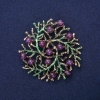 Broche-colgante «Ramitas» con amatista natural, esmalte verde y metal dorado, 60 mm
