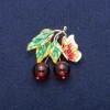 Broche-colgante Bayas con mariposa, cuentas de granate (artificial) y esmalte, metal dorado 39×40 mm