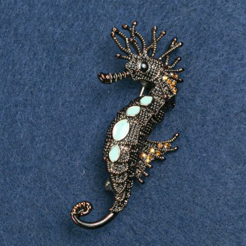Broche Caballito de Mar dorado con esmalte turquesa y strass dorados color gasolina 47×15 mm +