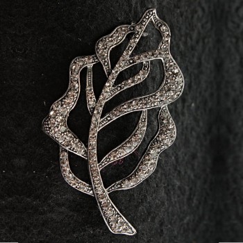 (35/60 mm) Broche de metal con baño de plata - Hoja con strass